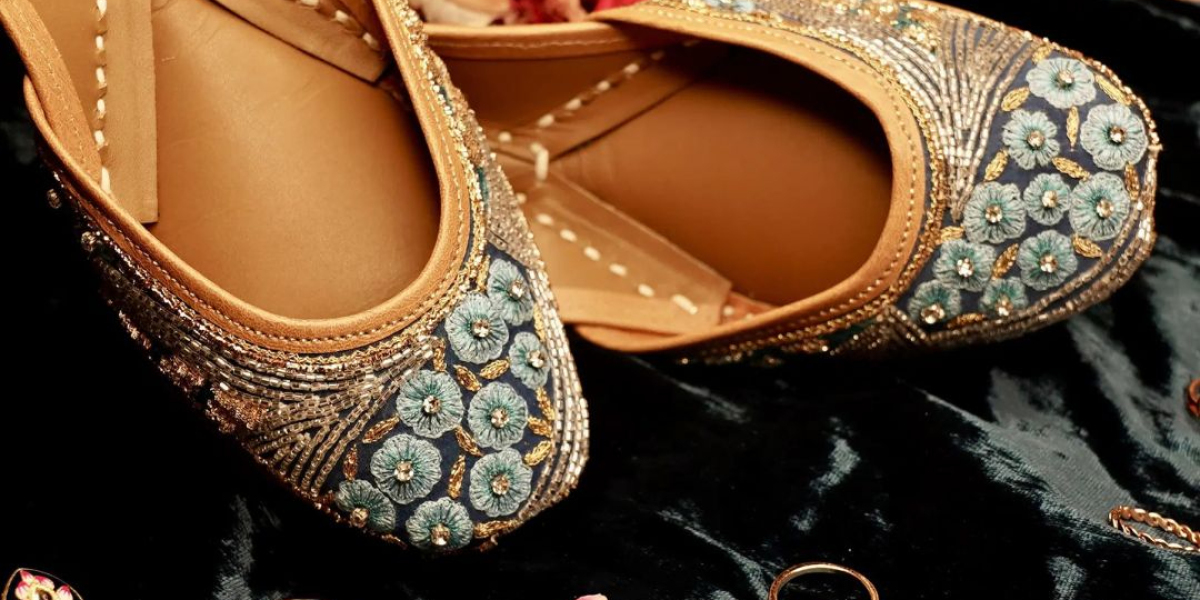 Complete Your Wedding Look with Exquisite Bridal Juttis from Gulbhahar