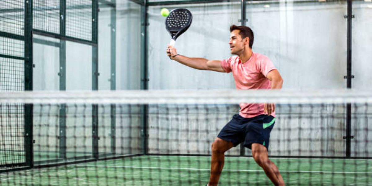 Hoe indoor padel de prestaties verbetert en het risico op weersomstandigheden vermindert