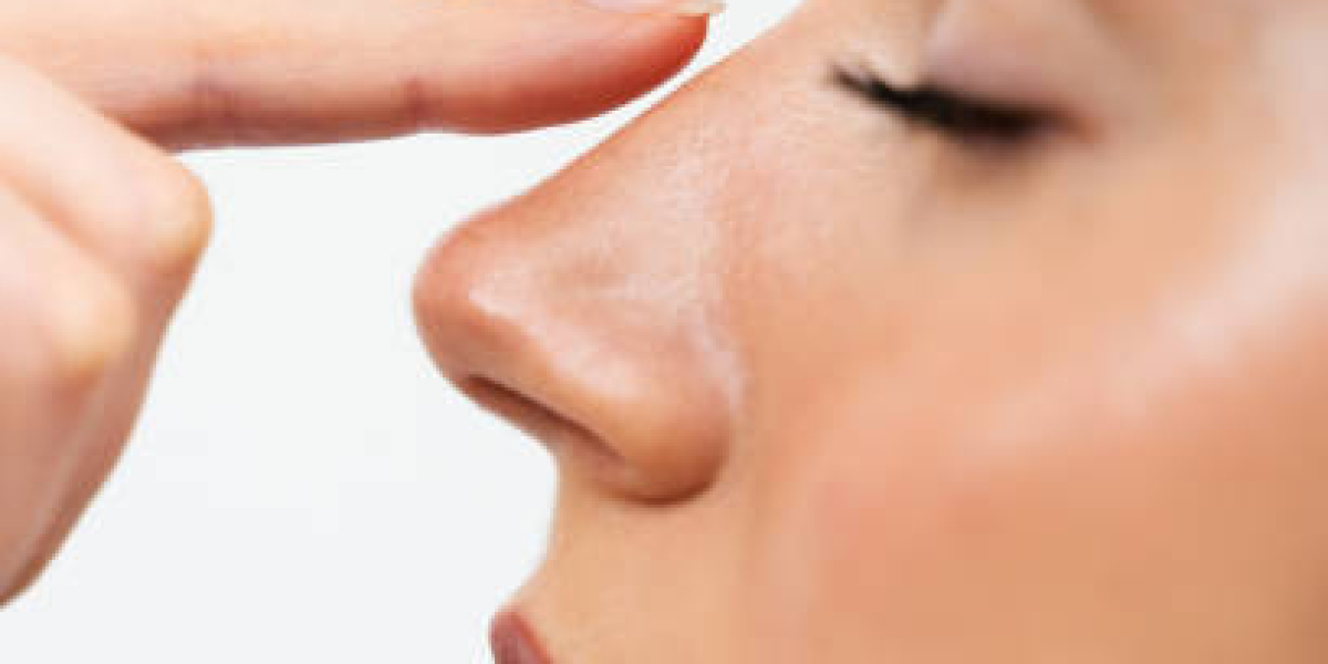 ما الفرق بين عملية تجميل الأنف الجراحية وغير الجراحية؟