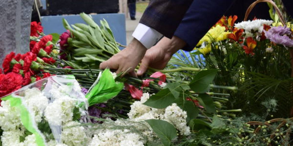 A Final Gesture of Love: Choosing the Right Funeral Flowers