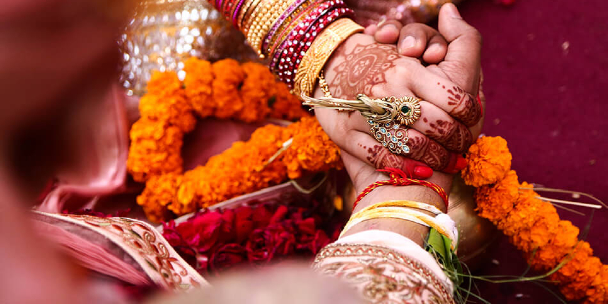 How Hindu Matrimonial Services Help Parents Search for the Right Match for Their NRI Daughter