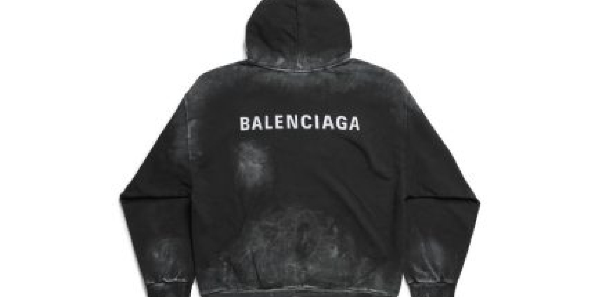 Felpa Balenciaga Uomo: Lusso Iconico e Stile Streetwear