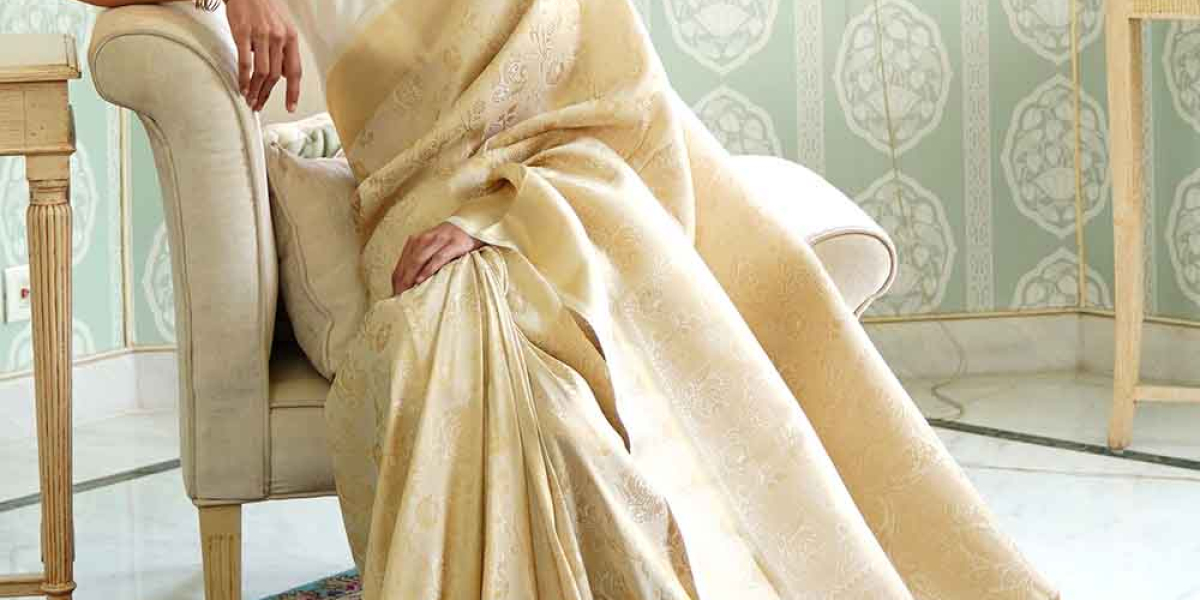 Online Banarasi Silk Saree: An Elegance that Comes Right to Your Door
