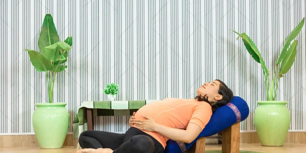 Prenatal Yoga Course: A Complete Guide for Expecting Mothers and Yoga Professionals